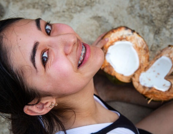 girl-coconut-cuba-janaasenbrennerova