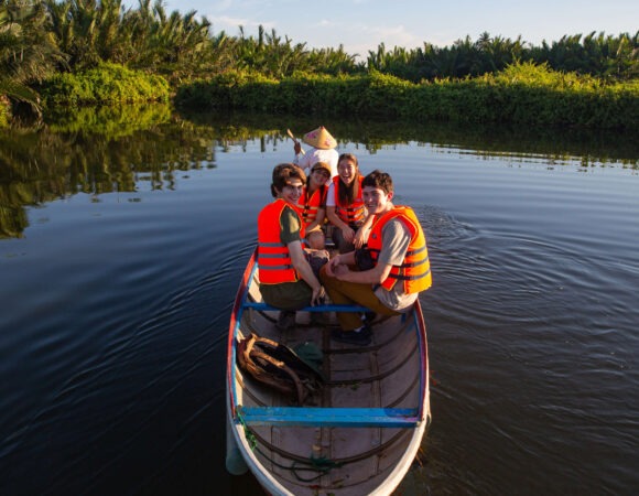 coconut-forest-vietnam-students-boat-janaasenbrennerova