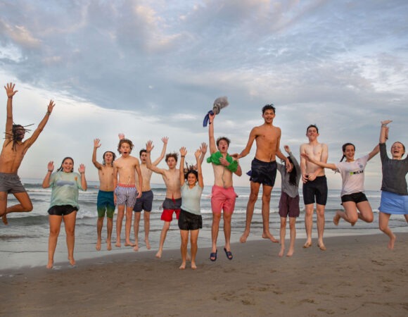 group-students-mykhe-beach-janaasenbrennerova