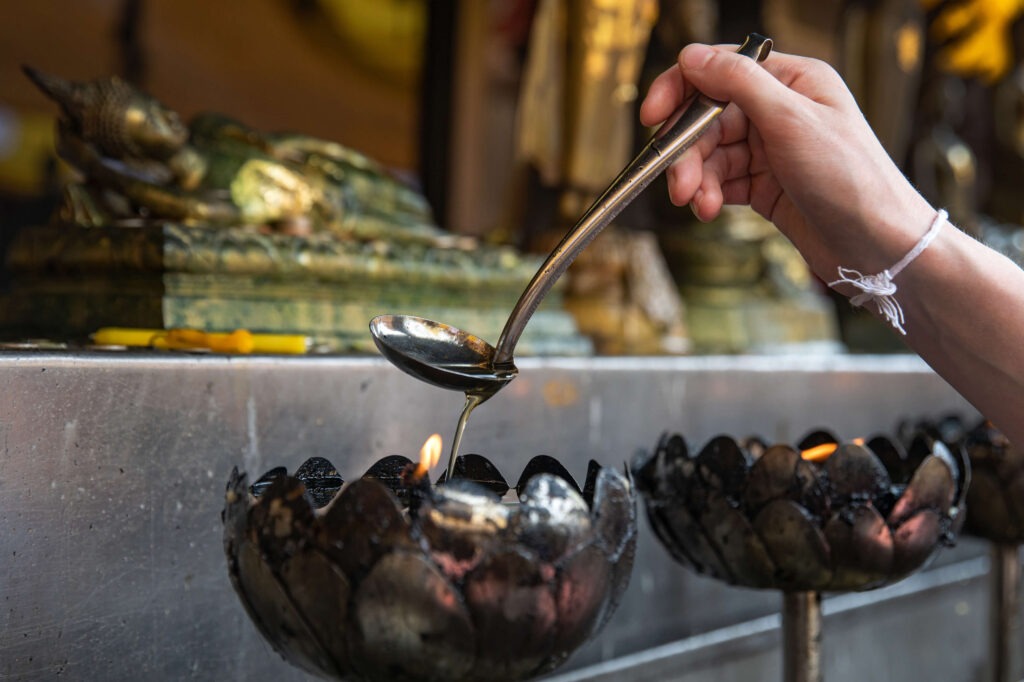 oil-lamp-offering-temple-watphrathatdoisuthep-janaasenbrennerova