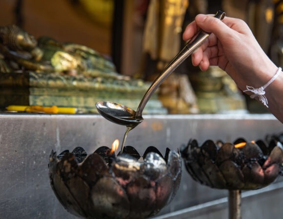 oil-lamp-offering-temple-watphrathatdoisuthep-janaasenbrennerova