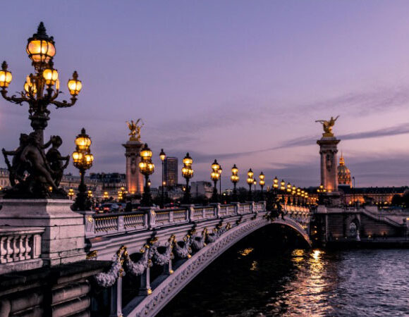 paris-bridge-leonard-cotte-r5scocnoodm-unsplash