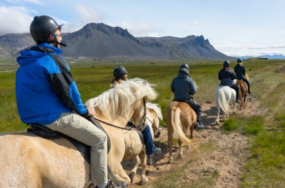 students-horseback-riding-iceland-ceice_jesseweber_l-7