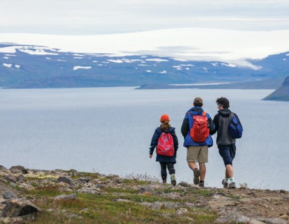 students-walking-icelandic-bay-ceice_jesseweber_l-36