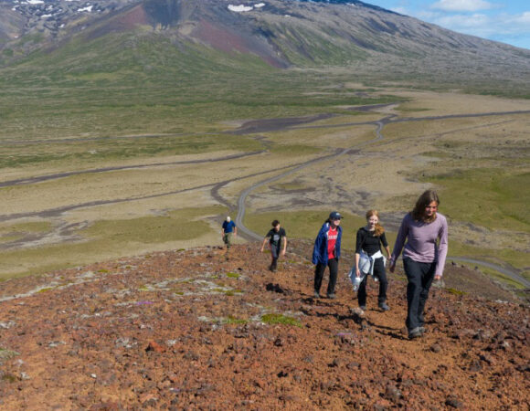 teens-hiking-iceland-ceice_jesseweber-8