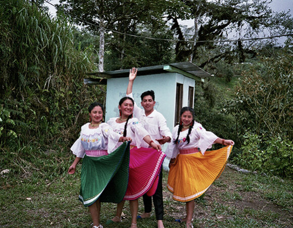 ecuador-children-traditional-outfit-benjamin-laschever