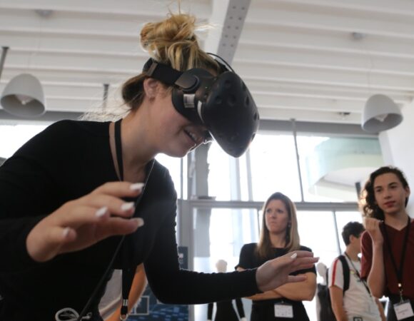 cern-student-using-virtual-reality