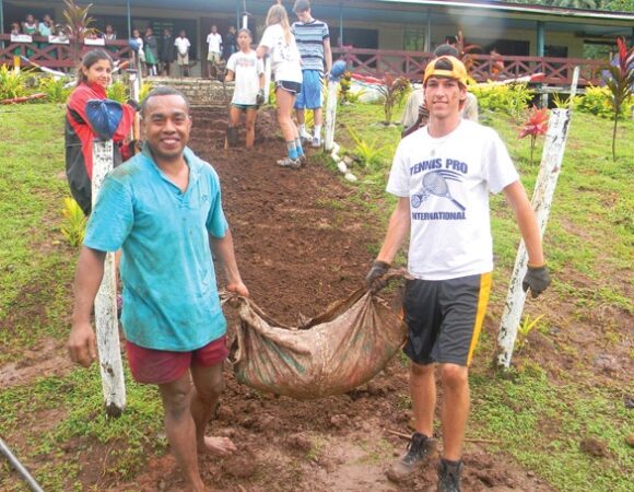 carrying-dirt-fiji-service-project-csfiji_maggiestrassman-89