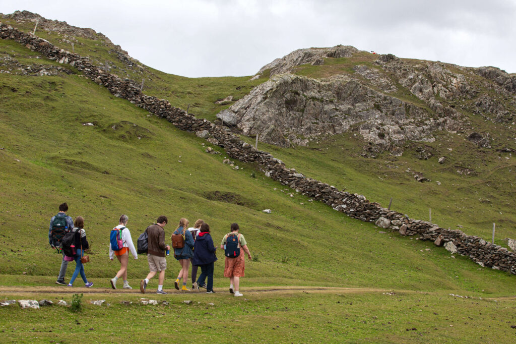 group-walking-inishbofin-janaasenbrennerova