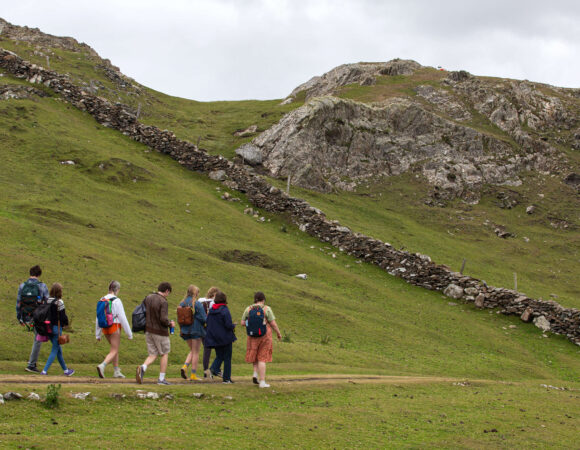 group-walking-inishbofin-janaasenbrennerova