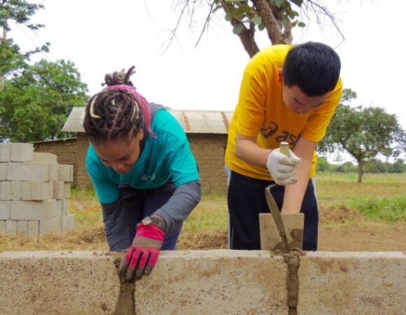 laying-cinder-blocks-service-trip-tanzania-cstana_alexfeltes-8