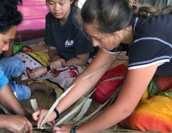 student-learning-basket-weaving-fiji-csfijb_andrewsolem-4