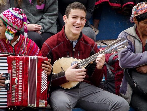 student-playing-charango-peru-cspera_zackzappone-411