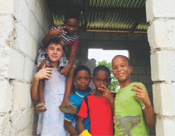 student-with-local-kids-dominican-republic-csdr_jaimiespetseris-42