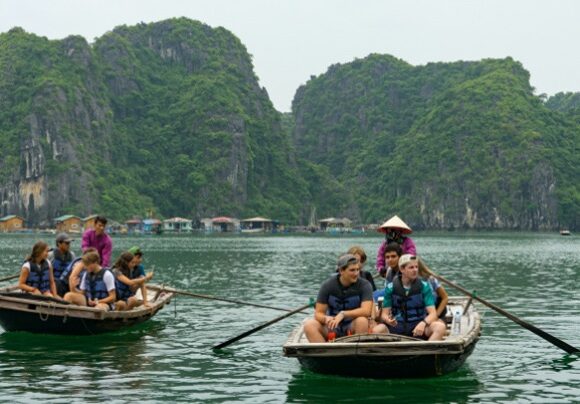 students-boats-ha-long-bay-vietnam-csvnm_jesseweber-29