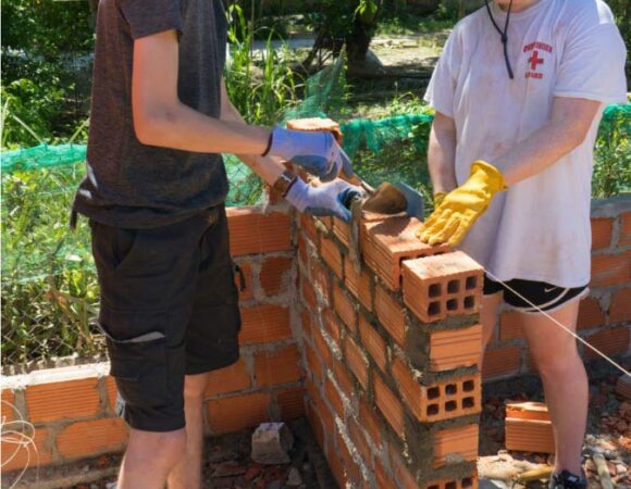 students-building-house-vietnam-csvnm_jesseweber-1