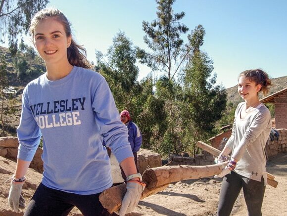 students-carrying-lumber-service-trip-peru-cspera_zackzappone-15