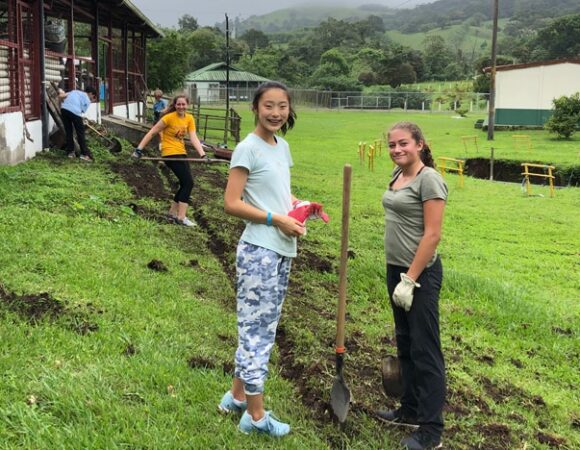 students-digging-trench-service-trip-costa-rica-mscr_2019_sierranoland_l-16