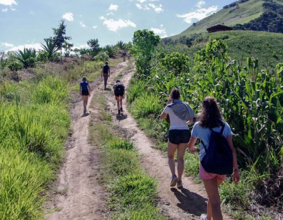 students-hiking-ecuador-cseca_zackzappone-372