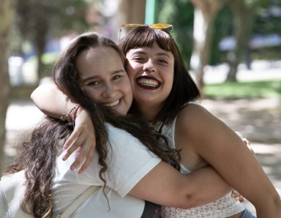 students-hugging-barcelona_leonardocarrizo