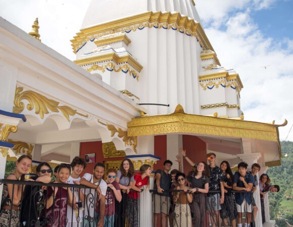 students-nepal-temple-kikibaxter