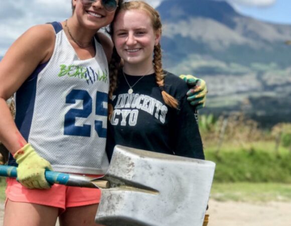 students-shovel-service-trip-ecuador-cseca_zackzappone-179-3