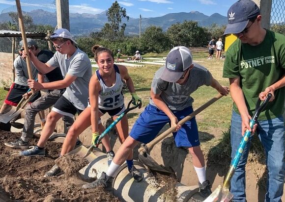 students-shoveling-dirt-ecuador-cseca_zackzappone-482-5