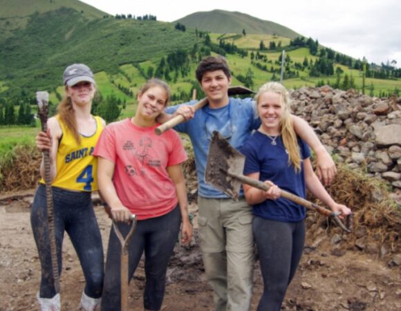 students-shovels-service-trip-ecuador-llec_kylerrandall-586-red