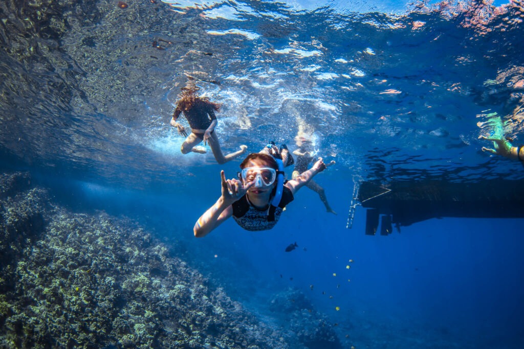 students-snorkeling-ocean-hawaii-laurenfritz