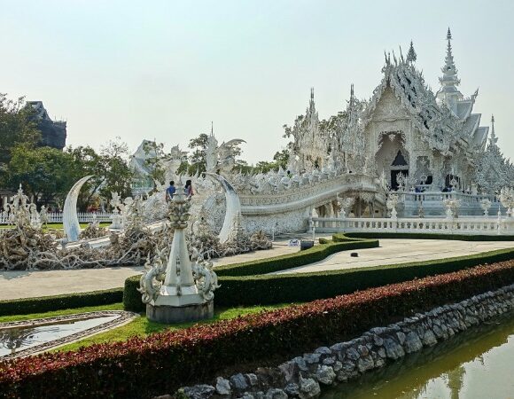 white-temple-chiang-rai-thailand-unsplash