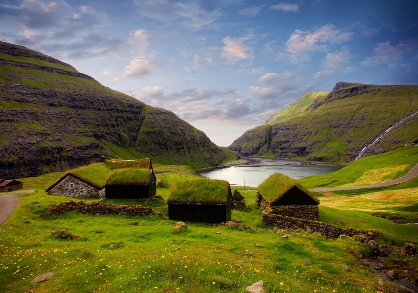 iceland-cottages-mountains