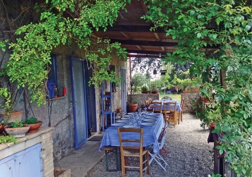 outdoor-farm-table-dinner-italy