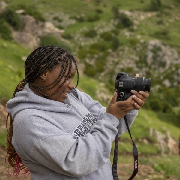 photography-seminar_student-holding-camera