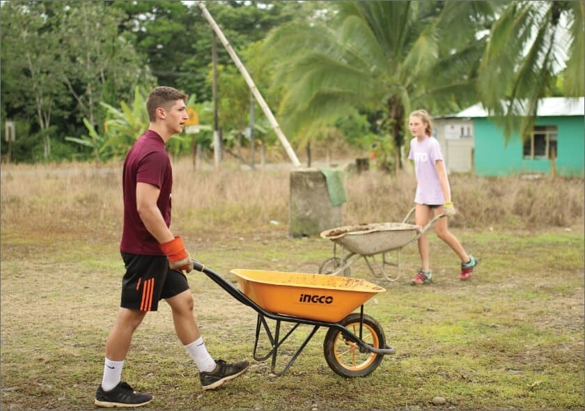 student-wheelbarrow-costa-rica