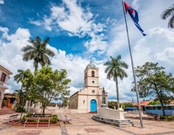 palm trees and buildings in vinales