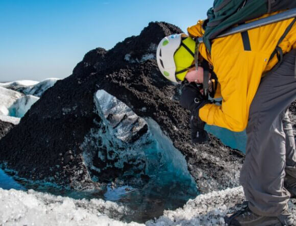 iceland-student-photographing-glacier